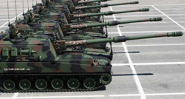 Ολοταχώς προς μετωπική σύγκρουση: Οι Τούρκοι μεταφέρουν αυτοκινούμενα πυροβόλα Firtina στα Κατεχόμενα – Στέλνουν ενισχύσεις